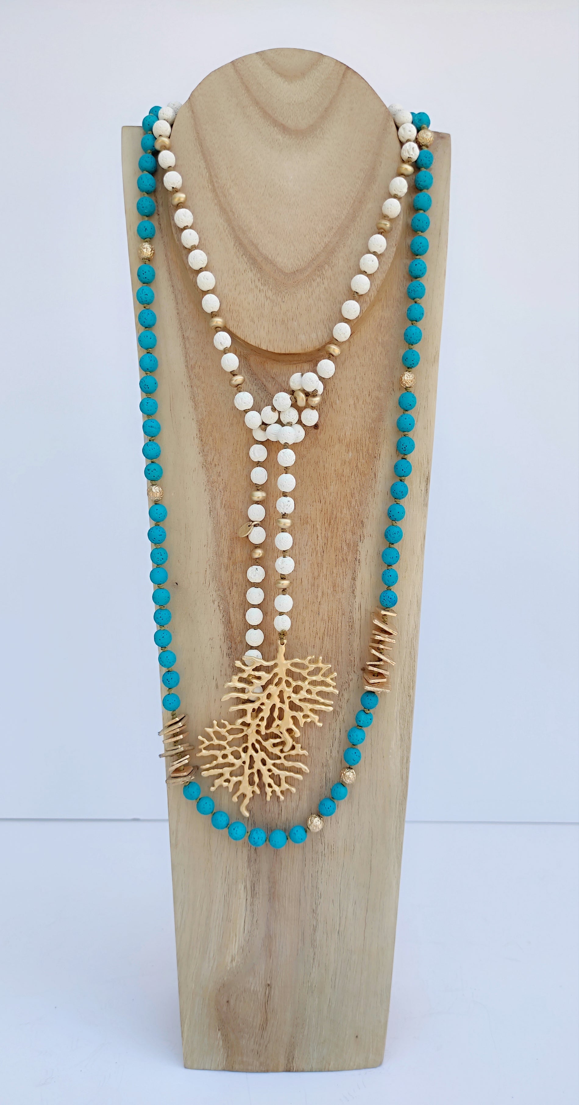 Collar largo color azul turquesa de cuentas de lava (modelo 3)