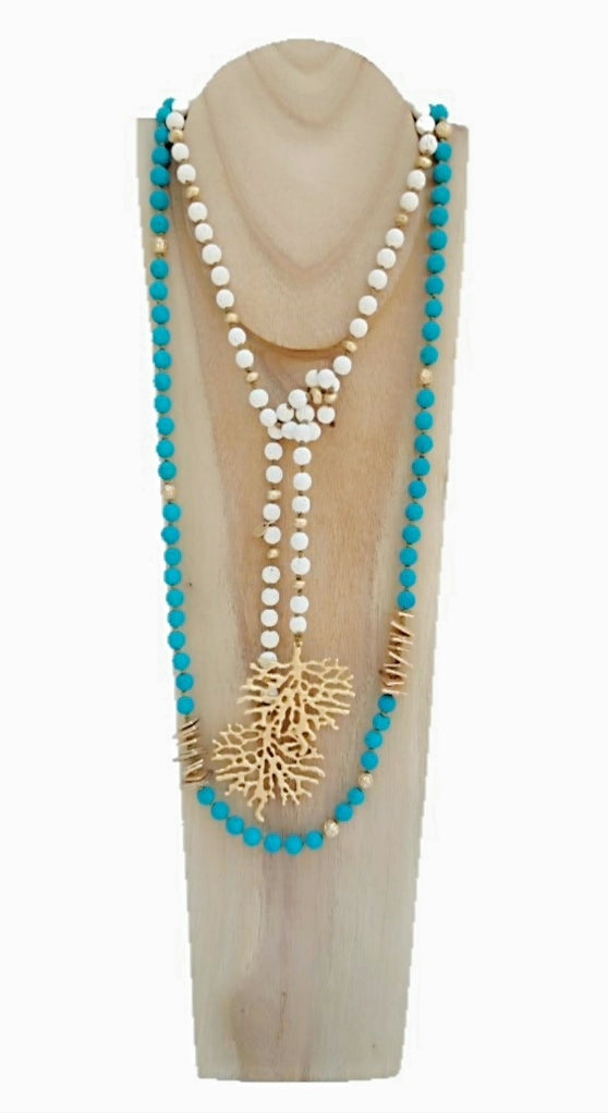 Collar largo de color azul turquesa y abalorios dorados de cuentas de lava  ( modelo 1 )