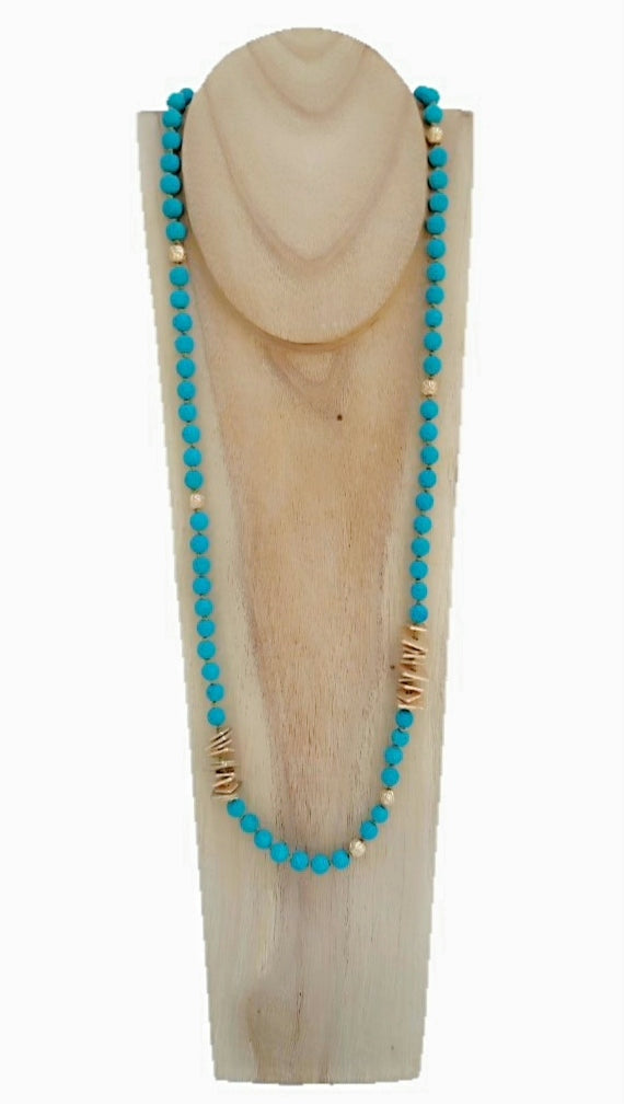 Collar largo de color azul turquesa y abalorios dorados de cuentas de lava  ( modelo 1 )