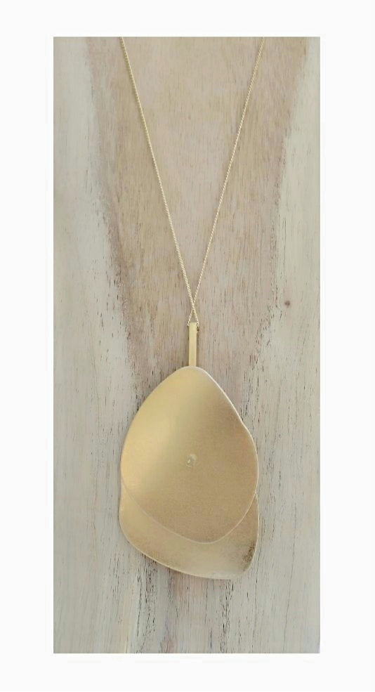 Collar largo con pieza dorada