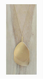 Collar largo con pieza dorada
