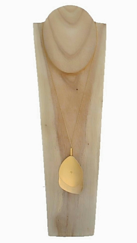 Collar largo con pieza dorada