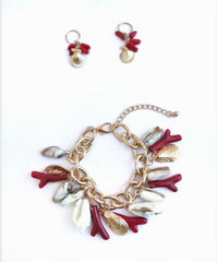 Pulsera y pendientes con charms dorados y  tipo coral