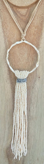Collar largo en tonos BEIGE con borla de bolitas