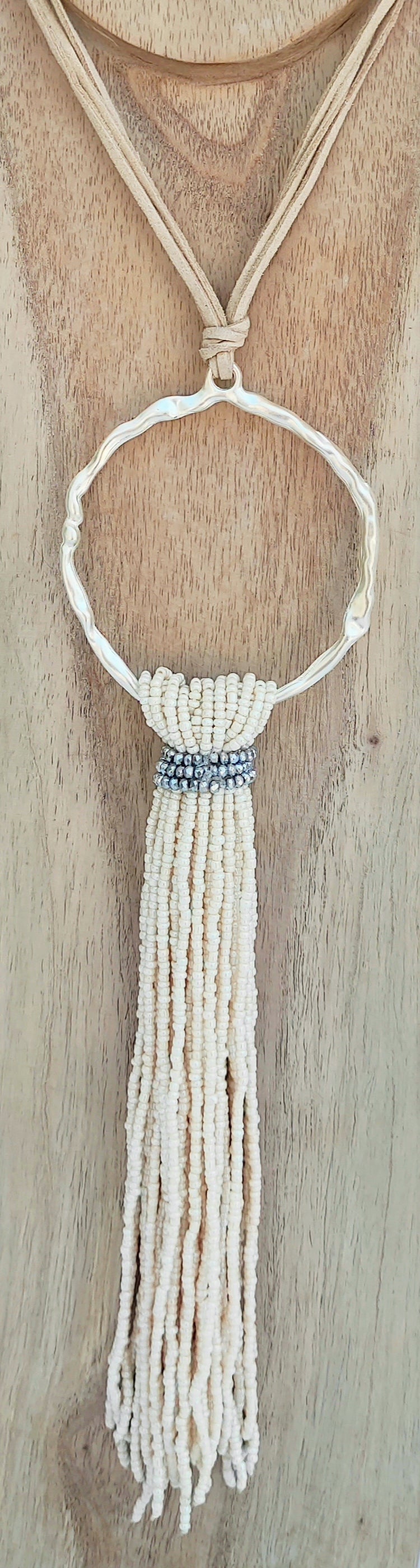 Collar largo en tonos BEIGE con borla de bolitas
