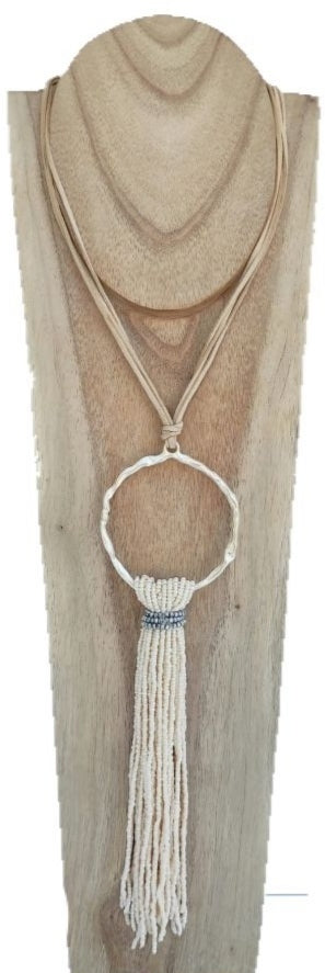 Collar largo en tonos BEIGE con borla de bolitas