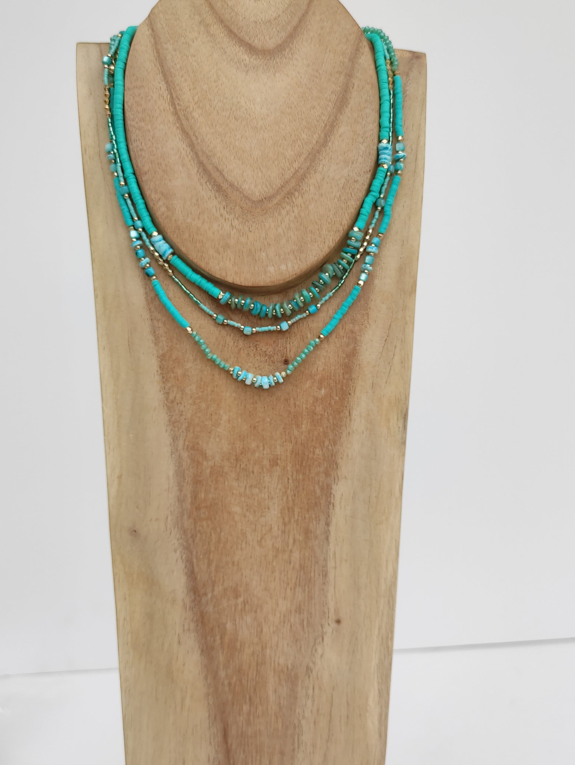 Gargantilla en color AZUL TURQUESA o en SALMÓN. 3 collares de cada color
