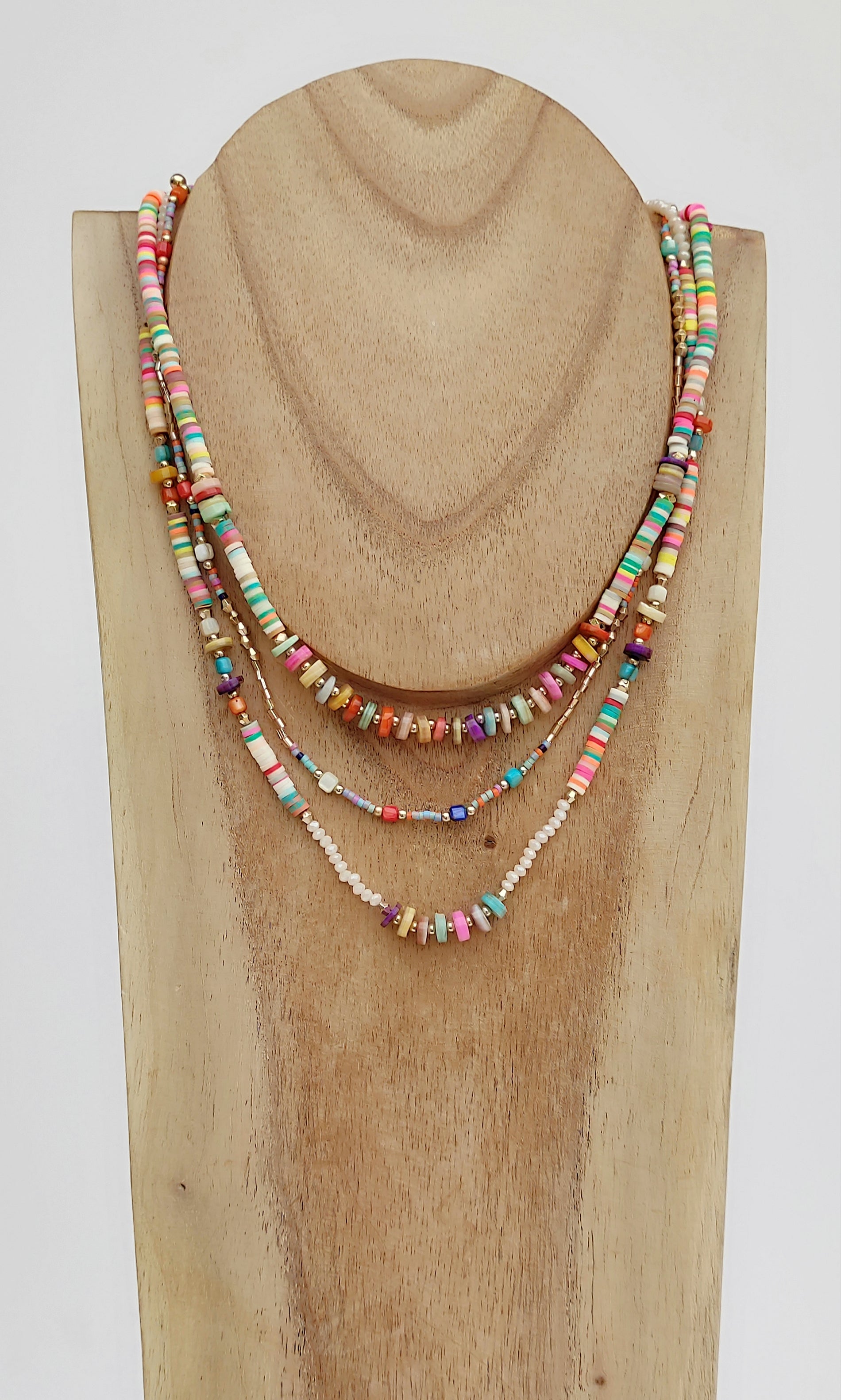 Collares cortos multicolor. Son 3 collares de arcilla polimerica