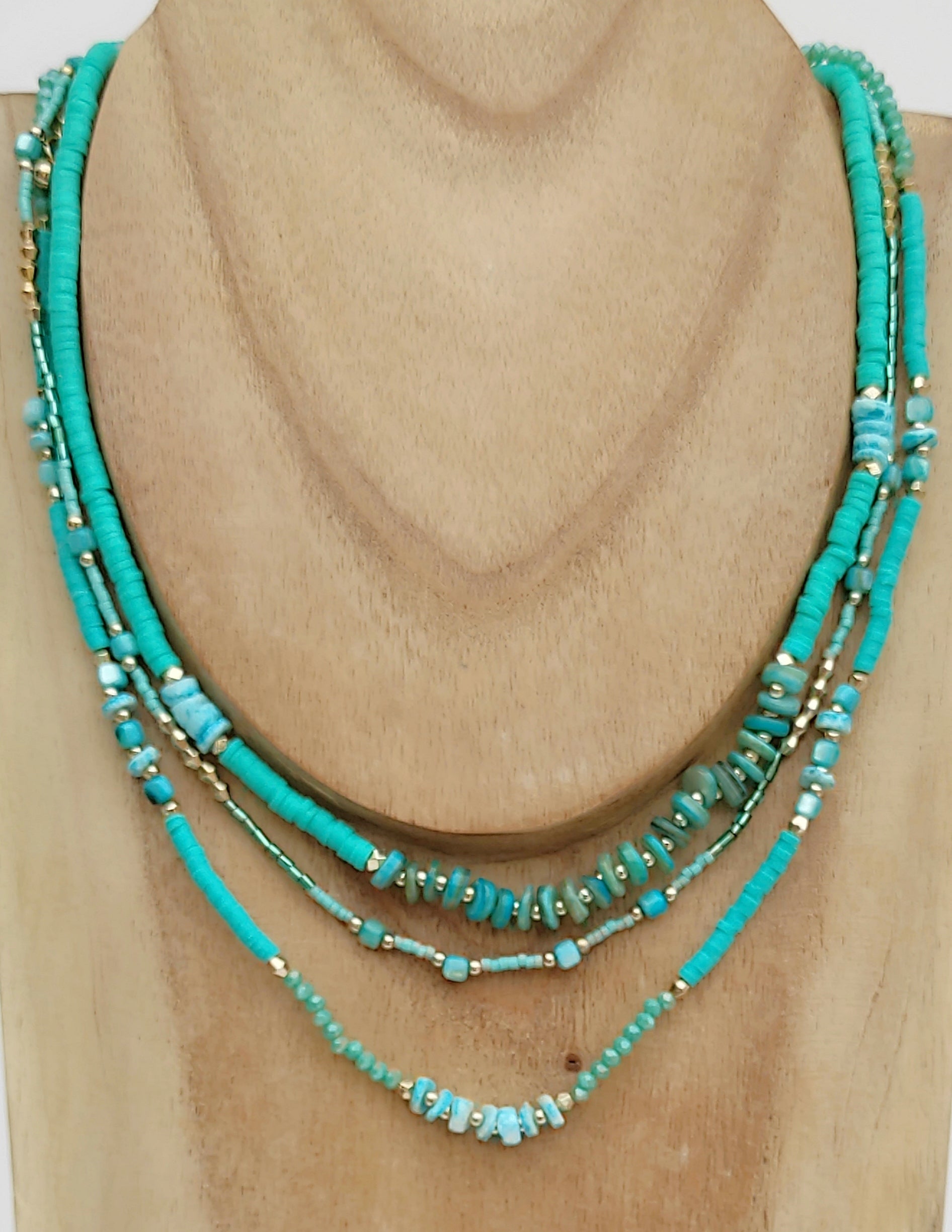 Gargantilla en color AZUL TURQUESA o en SALMÓN. 3 collares de cada color
