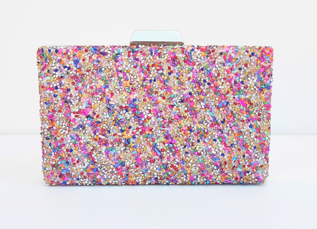 Bolso de fiesta. Clutch multicolor. Piedritas pequeñas con pequeños brillantitos.