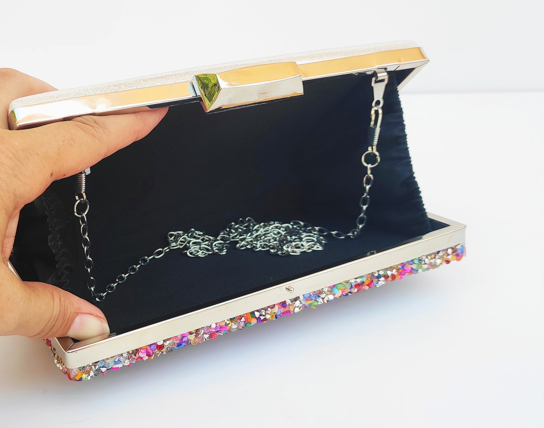 Bolso de fiesta. Clutch multicolor. Piedritas pequeñas con pequeños brillantitos.
