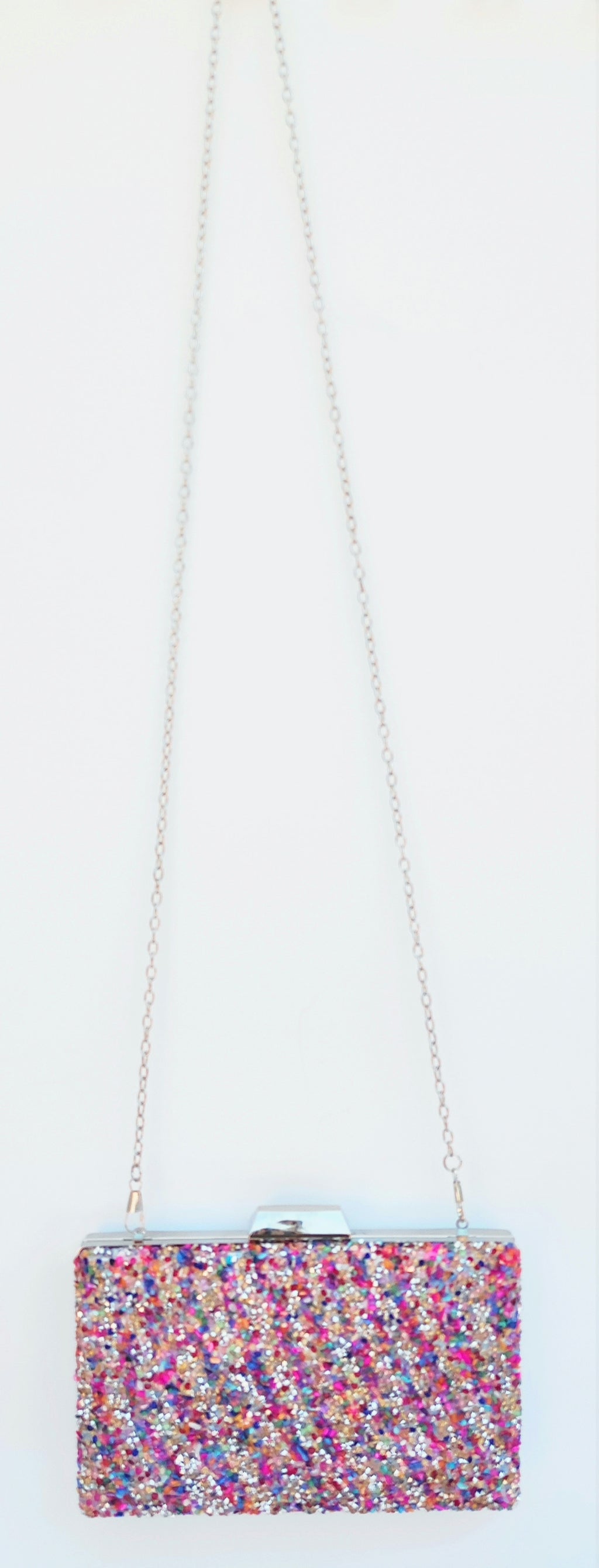 Bolso de fiesta. Clutch multicolor. Piedritas pequeñas con pequeños brillantitos.