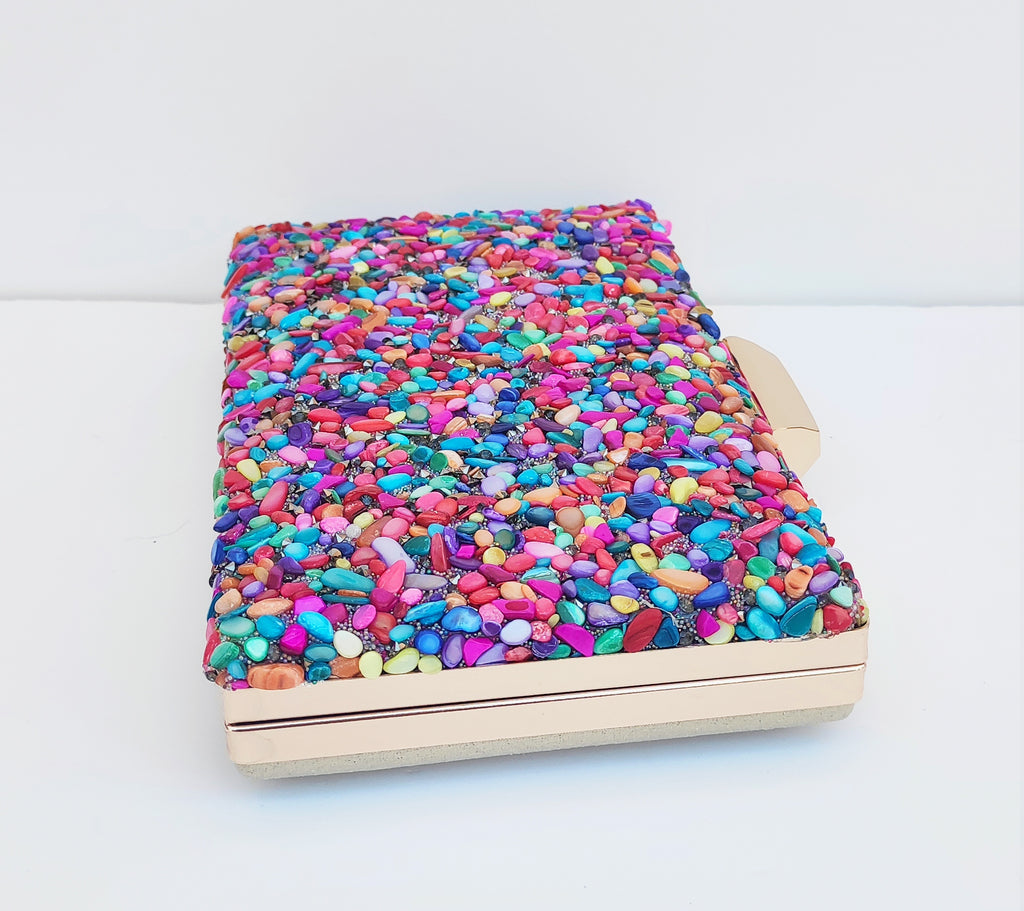 Bolso de fiesta. Clutch multicolor con piedritas de colores medianas