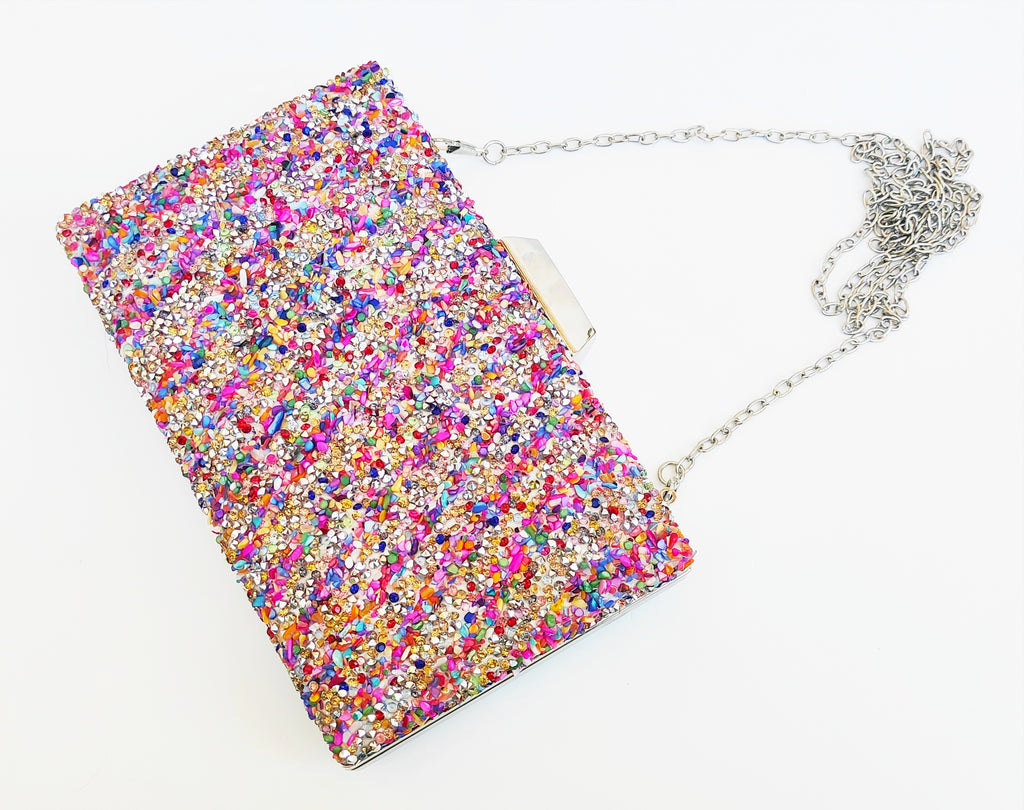 Bolso de fiesta. Clutch multicolor. Piedritas pequeñas con pequeños brillantitos.