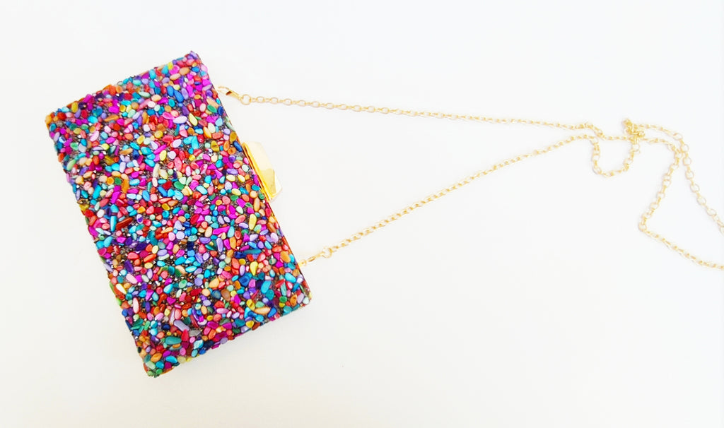 Bolso de fiesta. Clutch multicolor con piedritas de colores medianas