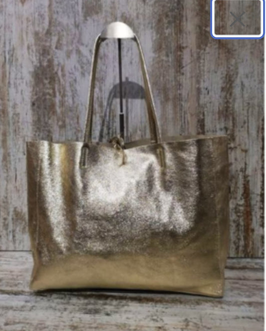 Tote bag de piel, tamaño grande. Disponible en color oro, plata o cobre.