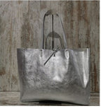 Tote bag metalizado, grande. Piel muy suave