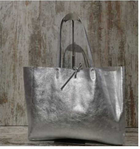 Tote bag metalizado, grande. Piel muy suave
