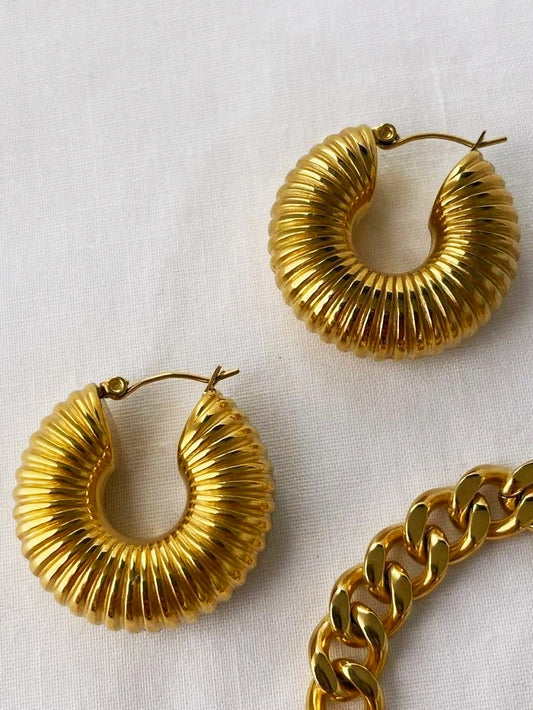 Fluted hoop earrings. Thick gold hoops. Chunky style. 2.5 cm in diameter. Stainless steel