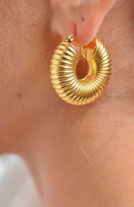 Fluted hoop earrings. Thick gold hoops. Chunky style. 2.5 cm in diameter. Stainless steel