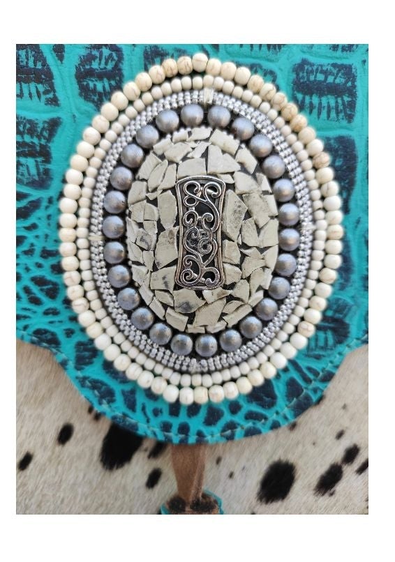 Look coordinado de Bolso bandolera en piel de potro y sandalias planas en piel genuina