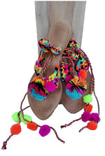 Sandalias de piel y pompones de alegres colores. Modelo CONFETTI